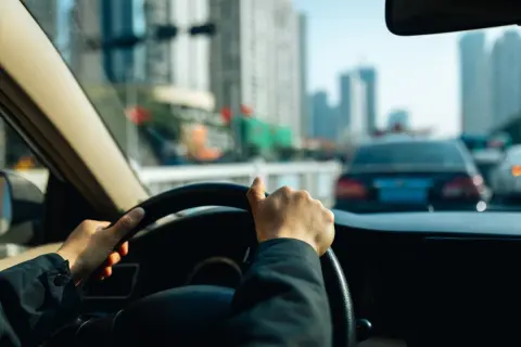 高速道路で「目的のIC」を通り過ぎてしまいました。戻ると料金はどうなる？ 余計なお金はかかるのでしょうか？