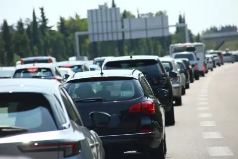ゴールデンウィークに車で帰省する予定なのですが、妻が「渋滞でガソリン代も余計にかかりそう」と心配しています。燃費をよくするための方法はあるのでしょうか？