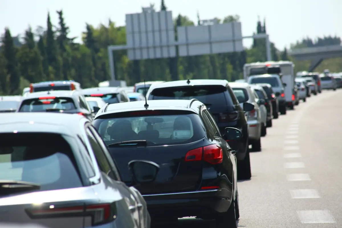 ゴールデンウィークに車で帰省する予定なのですが、妻が「渋滞でガソリン代も余計にかかりそう」と心配しています。燃費をよくするための方法はあるのでしょうか？