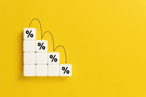 再雇用の給料と年金を合わせて「月52万円」もらっている父。「50万円」を超えると年金が減額されると聞いたのですが、本当でしょうか？