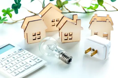 友人が「“市場連動型プラン”にしたら電気代が下がった」と話していたのですが、私は値上がりのリスクも気になります。電気代の節約につながるケースと、逆に高くなりやすいケースを確認したいです。