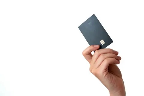 “ブラックカード”を持つには年収いくら必要？ 年収「500万円」の40代会社員でも取得できるでしょうか？