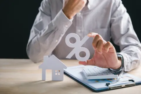 変動金利で住宅ローンを組んでいますが、最近の金利上昇で借り換えを検討しています。今から固定金利に借り換えるメリット・デメリットを教えてください。