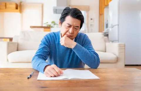 60歳で再雇用になった夫の給料が、現役時代より大きく下がって家計が不安です。知人に「一定の条件を満たせば給付を受けられるかも」と言われましたが、定年後の収入減を補う制度は本当にあるのでしょうか？