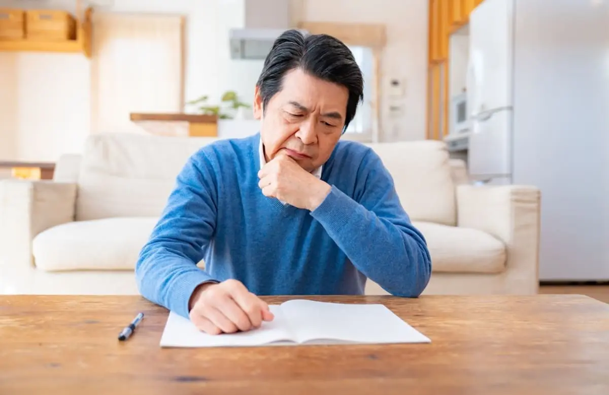 60歳で再雇用になった夫の給料が、現役時代より大きく下がって家計が不安です。知人に「一定の条件を満たせば給付を受けられるかも」と言われましたが、定年後の収入減を補う制度は本当にあるのでしょうか？