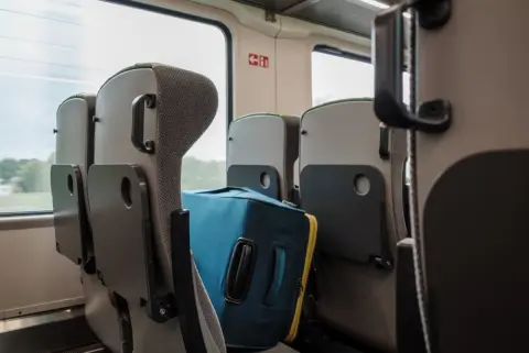 新幹線の「特大荷物スペース付き座席」を予約したのに、知らない人の“大型スーツケース”が！ 予約なしは「持込手数料」が必要なはずですよね？ 乗務員に言えばどけてもらえますか？