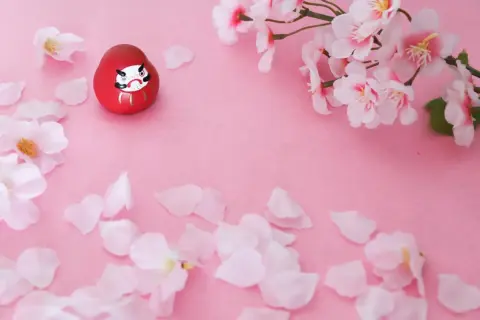 孫の大学合格祝いとして「現金30万円」を渡すか、パソコンを買うかで悩んでいます。税金の扱いは変わるのでしょうか？