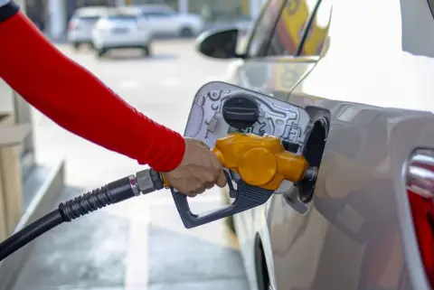 近所のコストコは「ガソリンがリッター10円安い」と言う夫。入会して“年会費5280円”の元は取れますか？ 走行距離「年間1万km」前後でシミュレーション