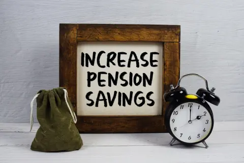 35歳で「年収1000万円」あるのですが、知人に「将来の年金は年収760万円の人と大きく変わらないかも」と言われて困惑…実際いくらくらいもらえるのでしょうか？