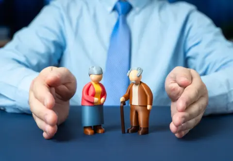 親が生活保護の受給を検討しています。申請したら私に扶養可否について連絡が来ることはあるでしょうか？年収などの情報を調べられることはありますか？