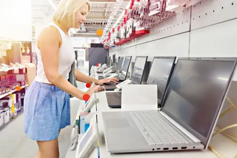 大学生の娘に「20万円のノートパソコンが必要」と言われ仰天！“学校推奨モデル”らしいですが、文系ですし家電量販店の「10万円」ほどのパソコンで問題ないですよね？ 価格差の理由とは