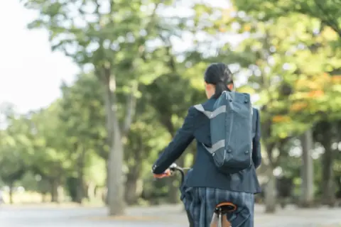【自転車青切符】通学途中にあるとても狭い道路。これまで右側にある歩道を走っていたのですが、どんな理由でも左側車道を走らないと罰金になりますか？