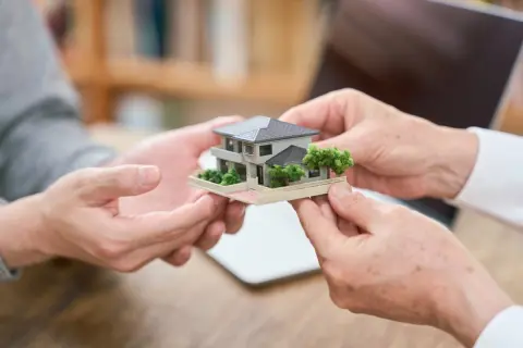 家賃を少しでも抑えたいです。UR賃貸住宅と公営住宅はどう違うのでしょうか？ 収入基準や入居条件を知りたいです