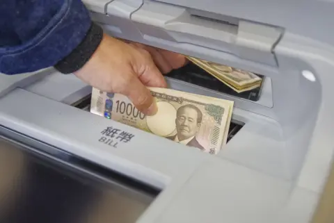 年収300万円で「タンス預金250万円」を入金すると、税務署にバレる!?「収入に対し不自然」「相続の申告がない」…“お尋ねが来る”可能性があるケースを解説