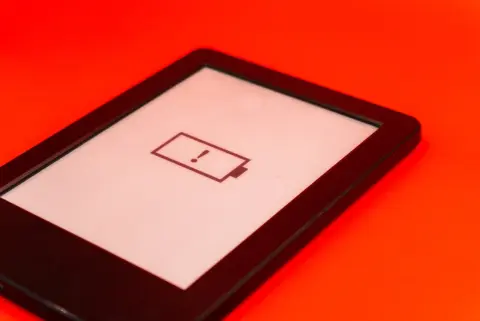 スマホの定期券で電車に乗っていたところ、途中で「電池切れ」になってしまいました！ 改札を出るとき、運賃は払い直しになるのでしょうか？