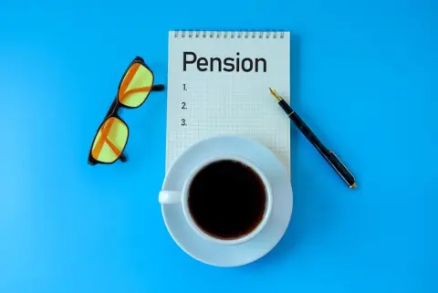 不安障害で精神保健福祉手帳2級です。厚生年金加入期間は15年ですが、障害厚生年金を受給できた場合の目安額はどれくらいでしょうか？