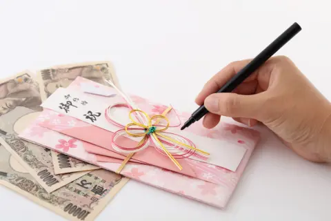 上司の結婚式に招待され、同僚に「部下なら相場どおりでは済まないかも」と言われて困惑！ ご祝儀は「3万円」のままでも失礼にならないでしょうか？