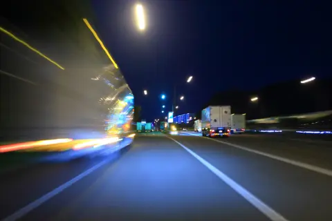帰省で高速を使う予定なのですが、父に「深夜に走れば安くなる」と言われました。ただ、割引の条件がよく分からず、本当にお得になるのか不安です。高速料金を抑えやすい使い方はあるのでしょうか？