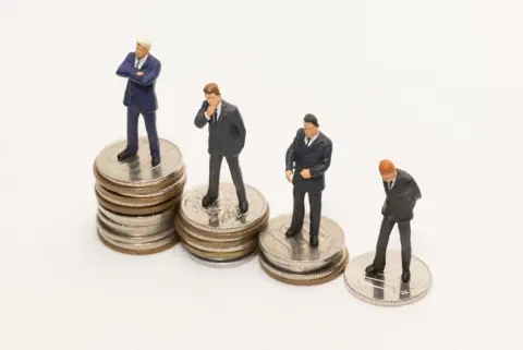 息子は地方公務員で年収「600万円」だそうです。「公務員だから安泰」と言うのですが、実際のところ年収は民間企業と比べて高いのでしょうか？