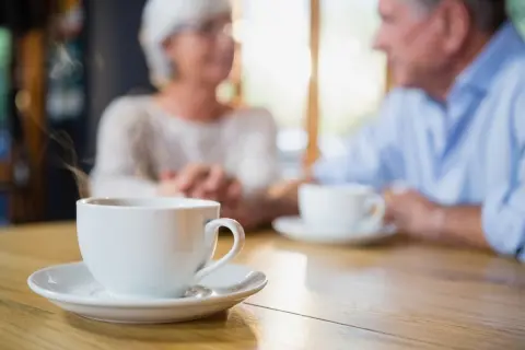 よく行くカフェで高齢の方が食事をしているのをよく見かけます。年金生活は苦しいとよく耳にしますが、外食を楽しめるくらいはもらえるものなのでしょうか？