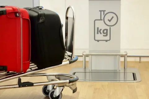 機内持ち込みできると思っていたのに、空港で「5kgオーバー」と言われ超過料金「2000円以上」を請求されてショック！ 知らないと損する新ガイドラインの注意点とは？