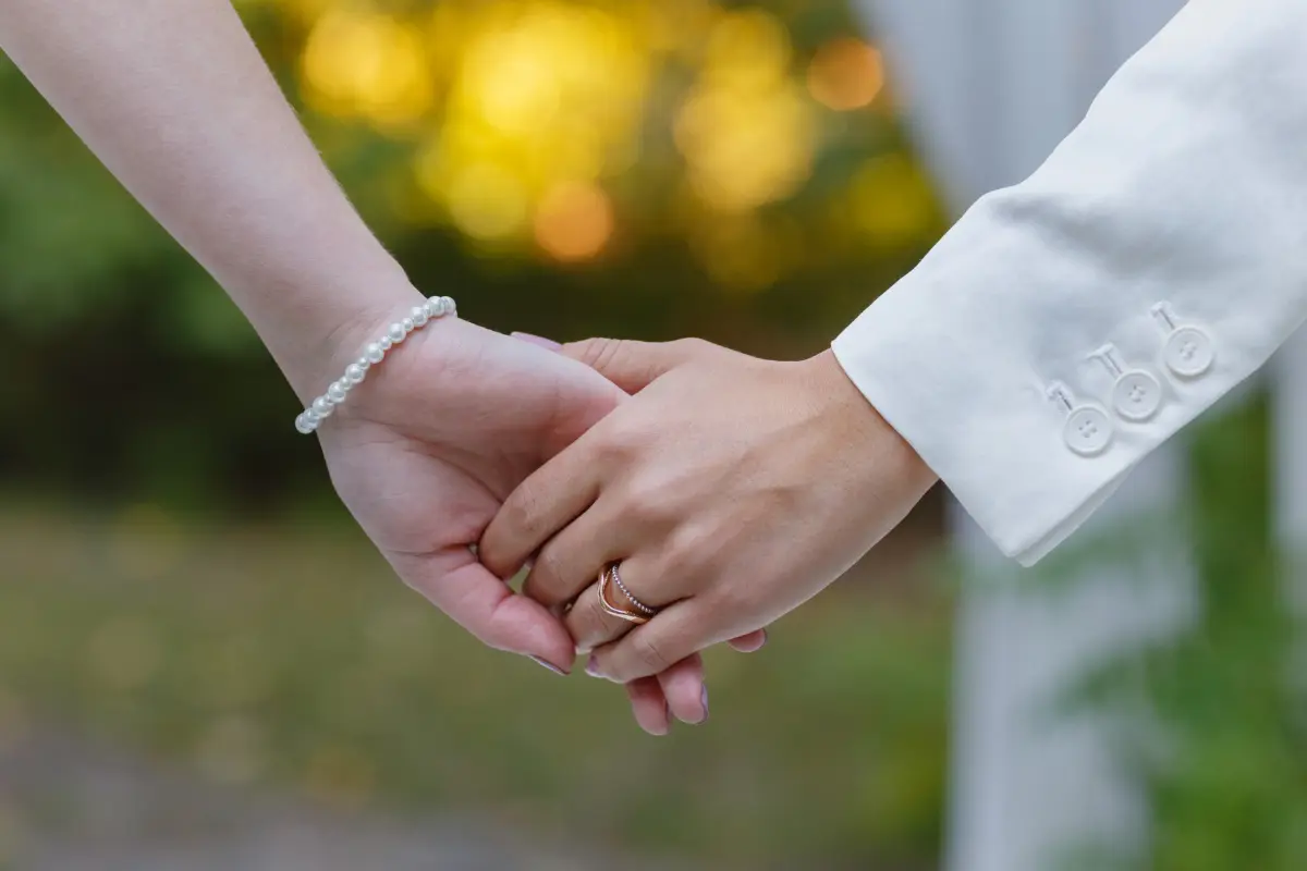 息子が結婚するのに「式は挙げない」と言っています。「お金がないから」と聞いたものの、今時“ナシ婚”は普通でしょうか？ 親としてご祝儀はどうすべき？
