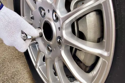 梅雨入り前なのに、わが家の車はまだ「スタッドレスタイヤ」のまま…。氷の上を走れるなら雨の日も平気そうですが、“サマータイヤ”に替えずに走り続けても問題ないのでしょうか？