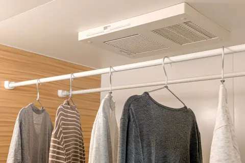 「浴室乾燥機」の電気代は“4時間で250円”!? 意外と高いけど、それなら「コインランドリーの乾燥機」を使うほうが安くて便利？ それぞれの金額を比較