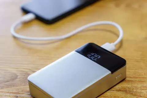 出張に「モバイルバッテリー」を念のため“3個持ち”で空港へ→上司に「罰金100万円になるよ」と言われビックリ！ 実は4月から「持ち込みルール」が変更に!? 注意点を確認