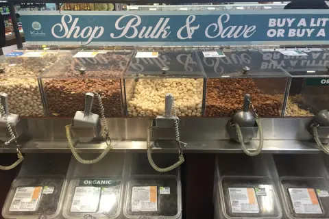 ママ友が「コストコ再販店」で、リンツのチョコを“1粒105円”で買ったとのこと。コストコより高い「違法転売」のように感じますが、問題ありませんか？“年会費を払うよりお得”なのでしょうか？