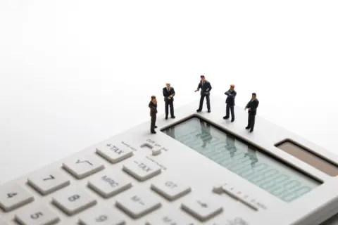40代の夫は年収「600万円」で「平均より上」と言いますが、子ども2人の教育費で貯金が増えません…。同年代と比べると余裕がある世帯なのでしょうか？