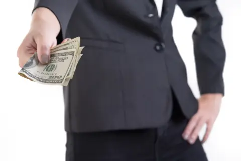 母から「口座に入れずに使いなさい」と現金「30万円」を渡されました。手渡しなら、贈与税は気にしなくてよいのでしょうか？