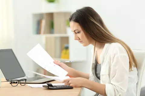 20歳の大学生です。親から年金は自分で支払うように言われているのですが正直きついです。学生でも自分で払うのは普通でしょうか？