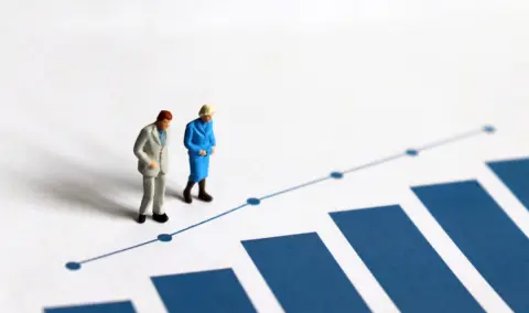 50代・正社員で「年収500万円」は平均以下!? 自分では「稼いでるほう」と思うけど…平均値・中央値で見る“リアルな立ち位置”とは？ 年収格差は「老後格差」にも影響アリ！ 今からできる対策も解説