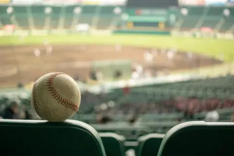夫が「阪神ファンだから」と“100株保有”してますが、応援のため「200株」に買い増すとのこと。優待は「乗車証・割引券」くらいで“配当も高くない”なら損してないでしょうか？【阪急阪神HD】
