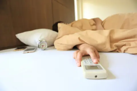 夜も暑くてエアコンを朝までつけています。妻に「タイマーで切らないと電気代がもったいない」と言われましたが、熱中症対策と節約どちらを取るべきでしょうか？