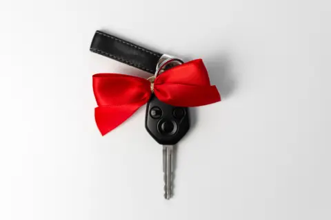 親戚から「20年落ちの軽自動車」を“タダ”でもらいました。この場合、「贈与税」はかかるのでしょうか？ 名義変更時の費用もあわせて解説
