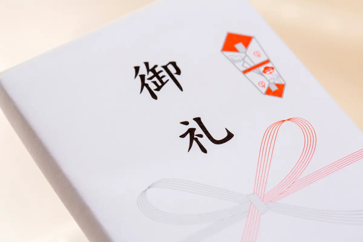 上司から1万円のお祝いをいただき、内祝いを3000円程度で用意しました。「半返しでないと」と母から言われたのですが、買い直すべきでしょうか？