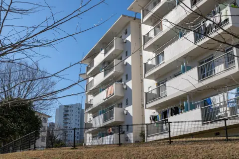 4人家族で「家賃5万円の都営団地」で暮らす友人がうらやましい！ 先日「年収550万円でも入居できる」と聞きましたが、実は“ある程度の収入”があっても問題ない？ 入居基準と所得上限を確認