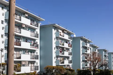 「貯金が2000万円ある」と言う同じ“公営住宅”に住むママ友。多額の資産があっても、収入制限のある公営住宅に住み続けられるのでしょうか？