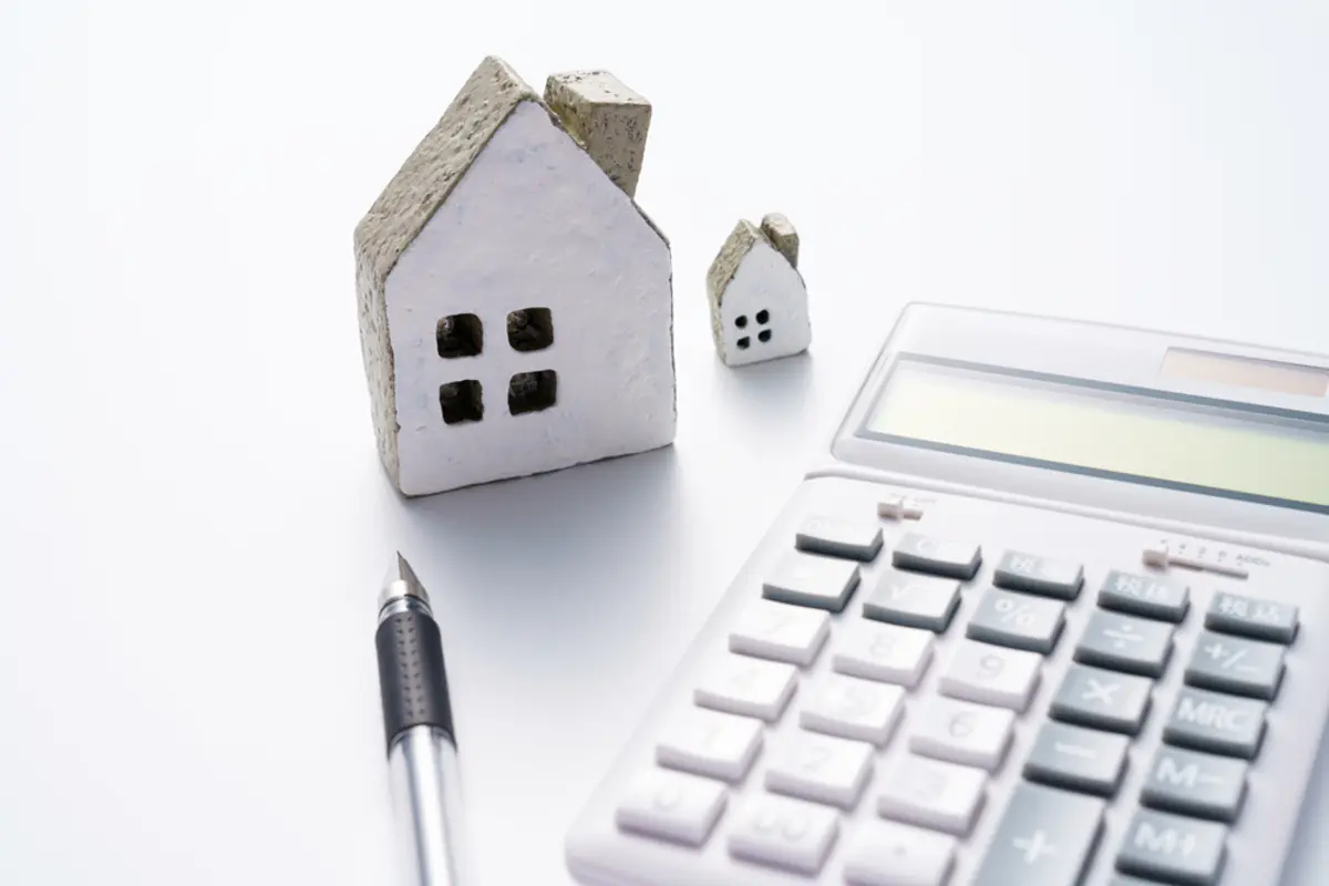 住宅ローン「3000万円」返済中だけど、変動金利“1％上昇”で、月の負担は「1万4000円」増！ 今すぐ“固定に借り換え”は損・得どちらですか？「残期間30年」のケースで試算