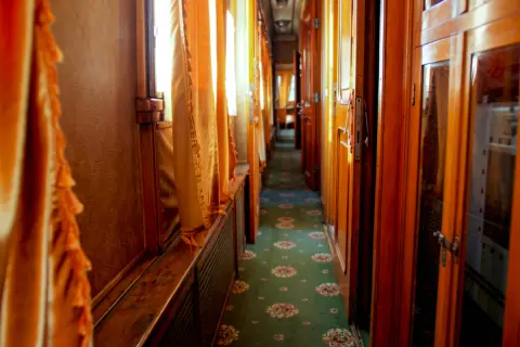 定年退職祝いに「ゆふいん旅行」を両親にプレゼントしたいです。「ゆふいんの森（博多→ゆふいん）」を利用する場合、“旅費”はどれくらいを見ておけばいいでしょうか？