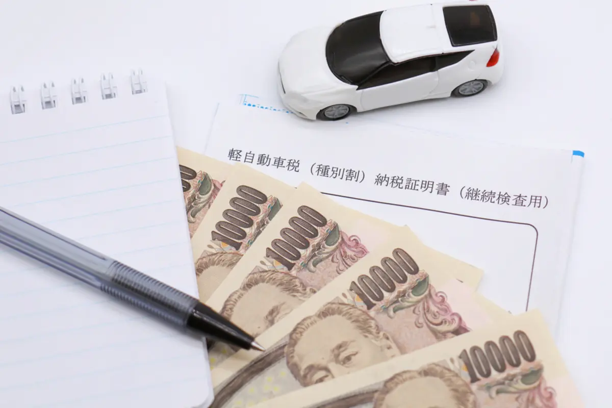 自動車税の通知が届き、夫が「今年もこんなに払うの？」と驚いていました。毎年のこととはいえ、車をあまり使わなくても同じようにかかるのは納得しにくいです。自動車税はどう決まっているのでしょうか？