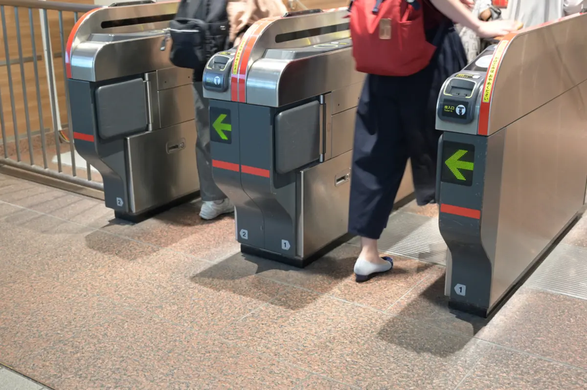 友人の見送りで「160円の入場券」を購入！“駅ナカのカフェ”で話して出ようとしたら、改札が閉まりビックリ！「ちゃんとお金を払った」のにナゼ？ 意外と知らない“入場券のルール”