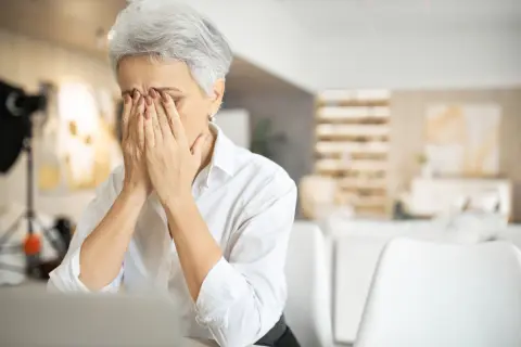 父が亡くなり、母は「年金16万円＋遺族年金5万円」受け取れるはずが、なぜか「遺族年金は受け取れません」と言われ驚愕！ 父は「年収700万円」で保険料も納めてたのに…併給調整の注意点とは