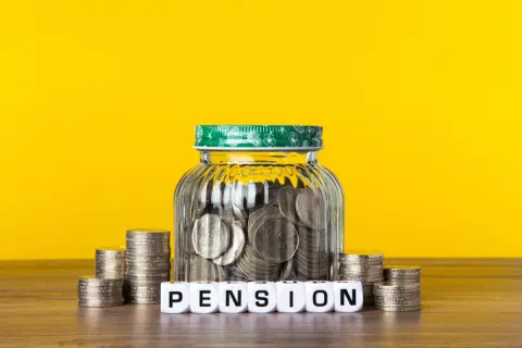 年金は「60歳から繰上げ受給」するのが“賢い選択”？ 手元に「3000万円」の運用資産があれば“減らない財布”が完成！ 実際どういう仕組み？ 取り崩しの「4％ルール」もあわせ解説