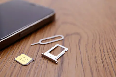 「格安SIM」に興味はあるのですが、今のスマホをそのまま使えるのか分かりません。端末まで買い替えずに済みますか？
