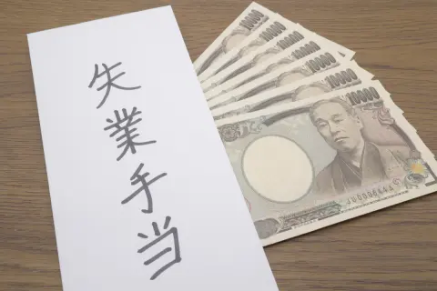 失業手当を残したまま就職し、3週間で退職しました。この場合、残りの失業手当はすぐに再開されるのでしょうか？ それとも再度手続きが必要ですか？