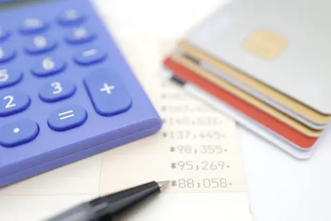 母が「普通預金に置いたままより、“定期預金”に入れたほうが少しは増えるのでは？」と言っています。たしかに金利は上がってきた印象ですが、今あらためて預ける意味はあるのでしょうか？