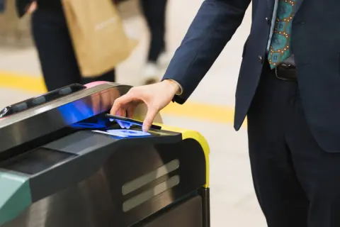 毎朝の満員電車がつらく、時差出勤を検討中。同僚から「オフピーク定期券の方が得」と言われましたが、「通常の定期券」と比べて条件や料金はどう違うのでしょうか？